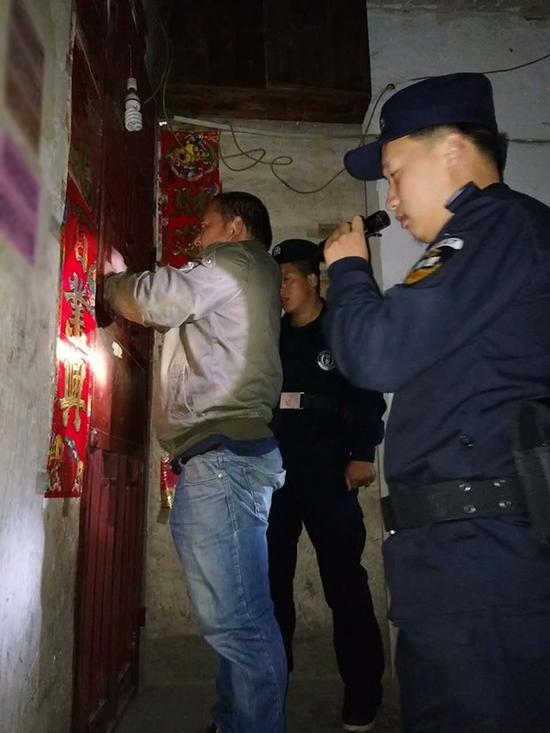 万峰湖镇粗心妈妈误将幼女锁家中 
