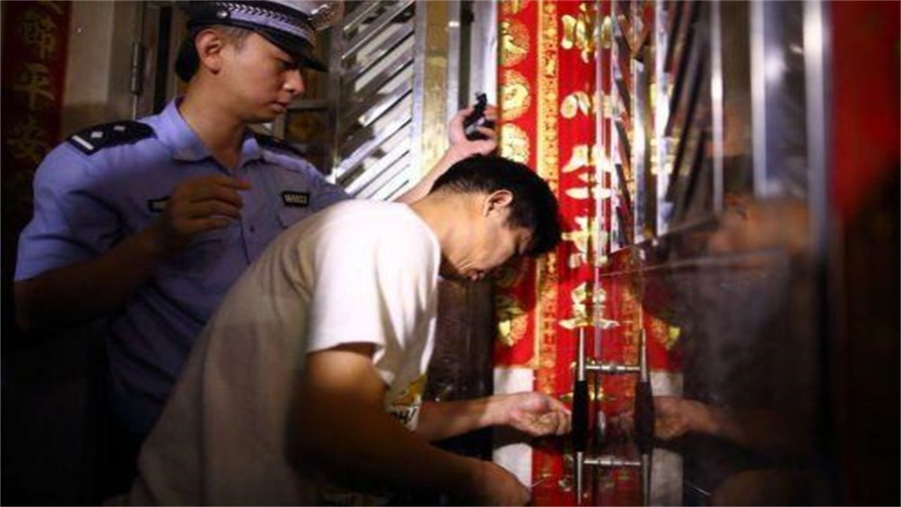 万峰湖镇请开锁师傅开了锁后，师傅